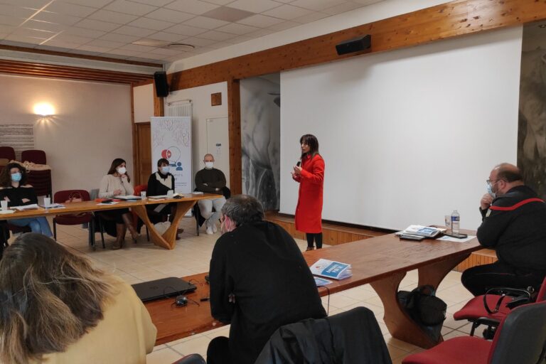 18/11/21 : Nadia RABHI présentant le projet Mag Jeune aux Promeneurs du Net