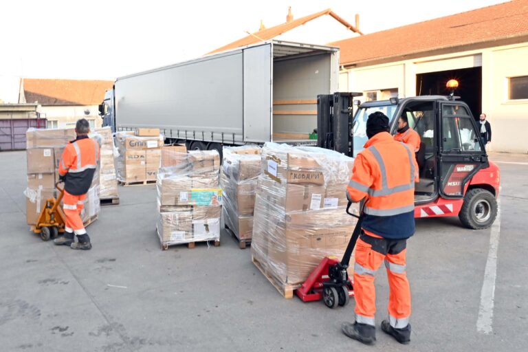 23/03/22 – Chargement des dons au port de la Jonction