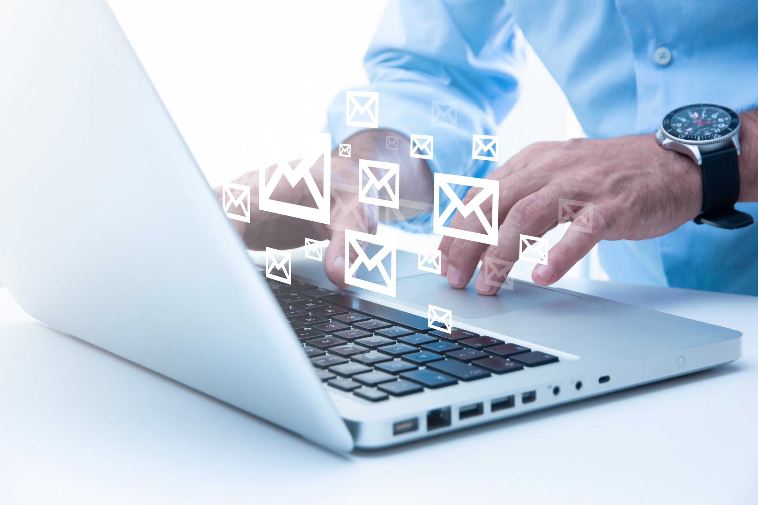 mani, computer, posta elettronica, sms, messaggi