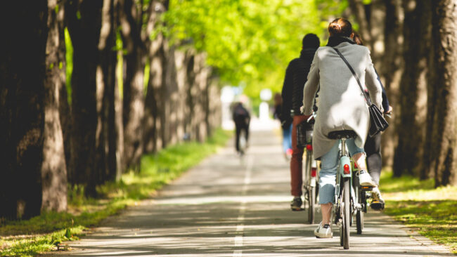 Cycliste sur une piste cyclable et une personne en train de fair