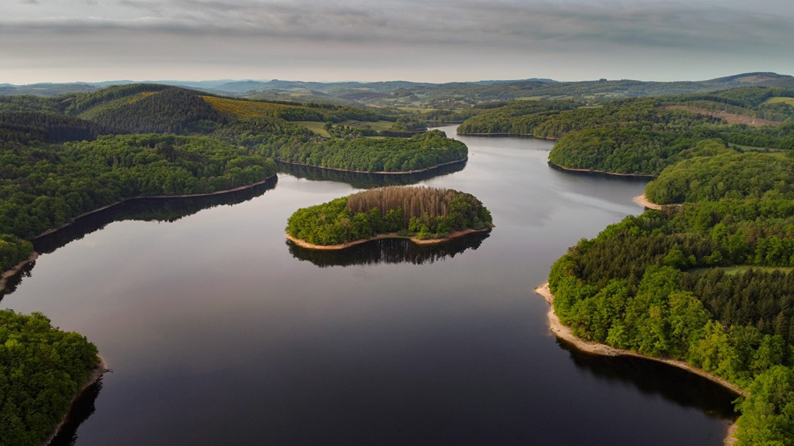 Lac de Chaumeçon et environs